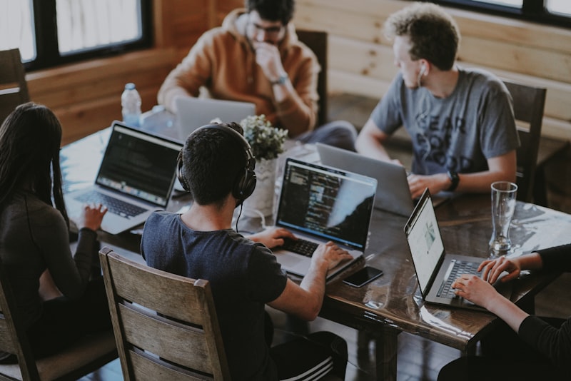 Il team di produzione video collabora alle riprese
